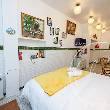 Retro Bistro Escape Authentic & Cozy * Париж
