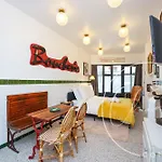 Retro Bistro Escape Authentic & Cozy アパート *
