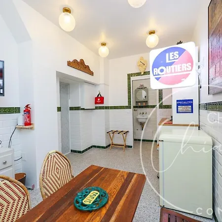 Retro Bistro Escape Authentic & Cozy *