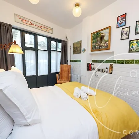 Retro Bistro Escape Authentic & Cozy Lägenhet