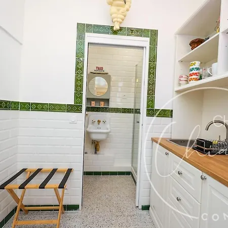 Retro Bistro Escape Authentic & Cozy *