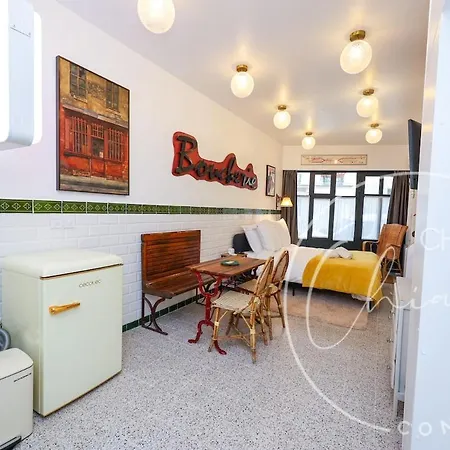 Retro Bistro Escape Authentic & Cozy Lägenhet
