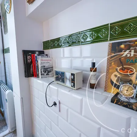 Retro Bistro Escape Authentic & Cozy Parigi