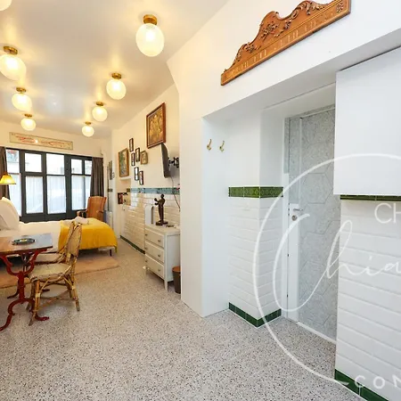 Retro Bistro Escape Authentic & Cozy *