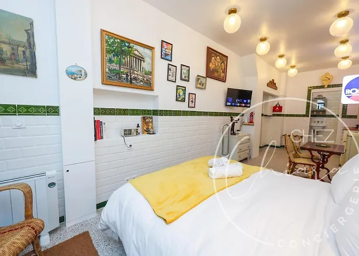 Retro Bistro Escape Authentic & Cozy * パリ